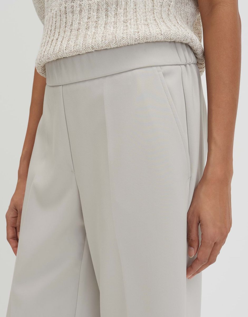 Charlie cropped ease