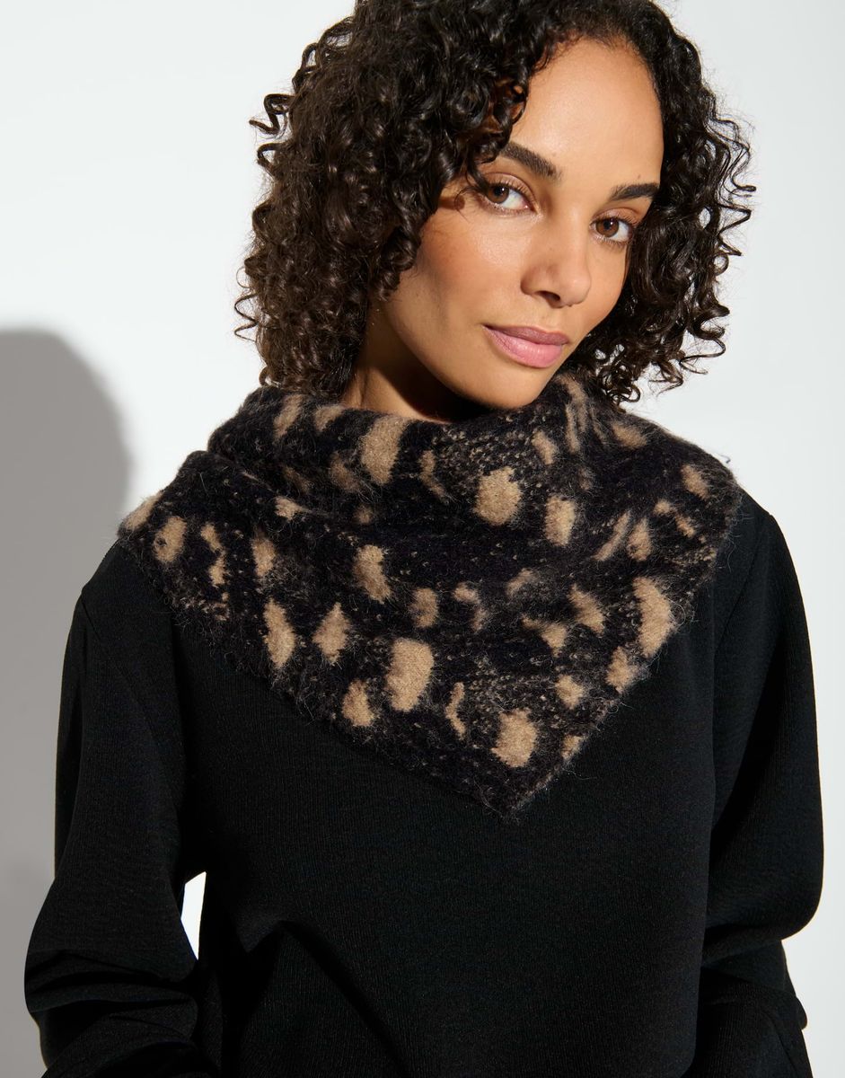Afuzzy scarf