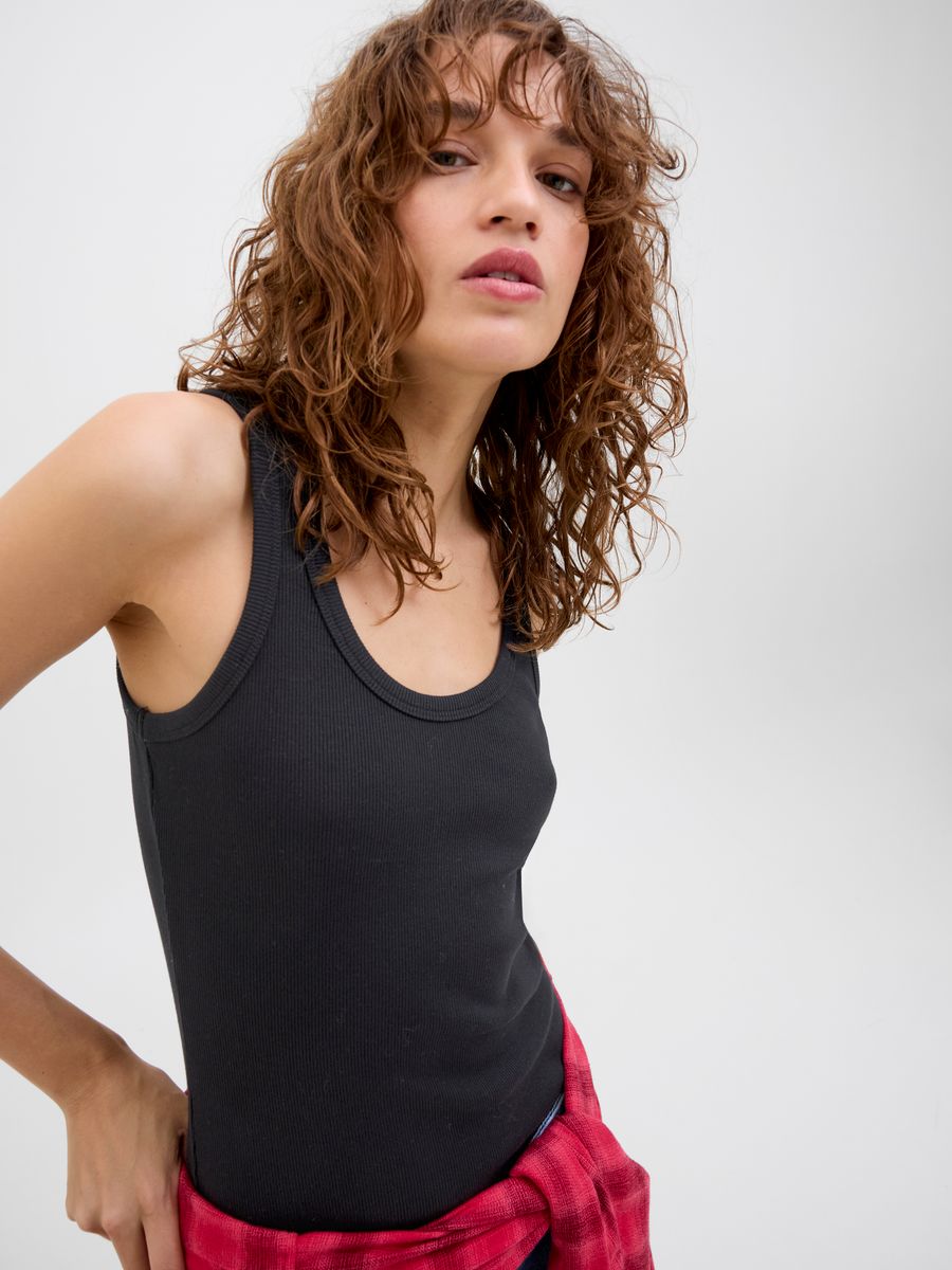 JXFRIDA SL U-NECK TOP JRS NOOS
