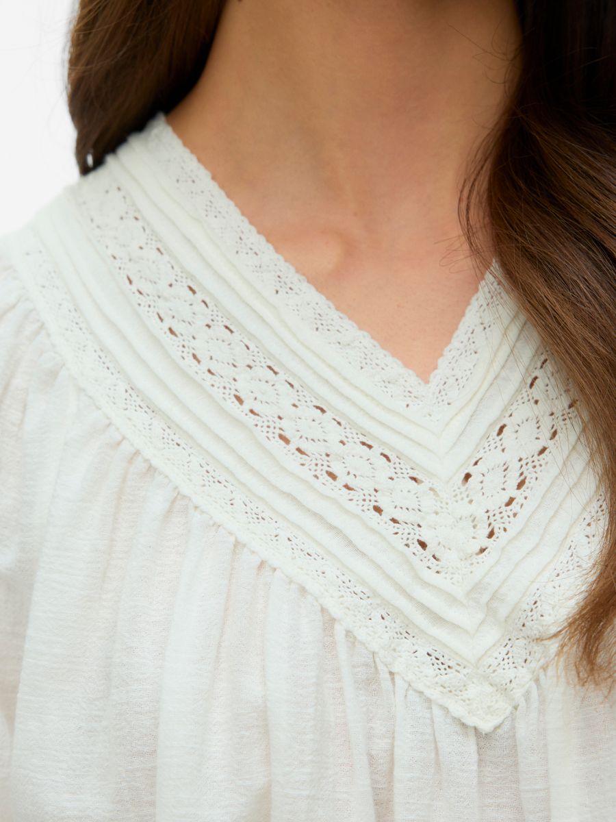 VMKARLA S/S V-NECK TOP WVN BTQ