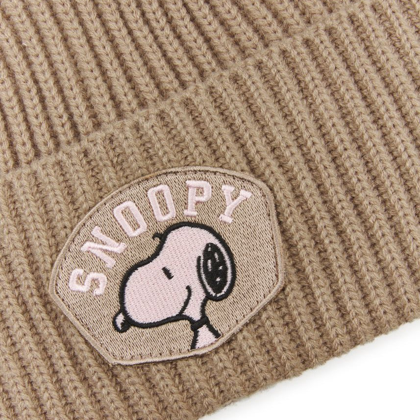 Gestrickte Mütze mit Snoopy-Patch
