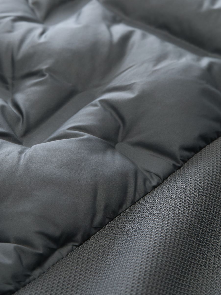 Hybrid Steppjacke mit verstaubarer Kapuze