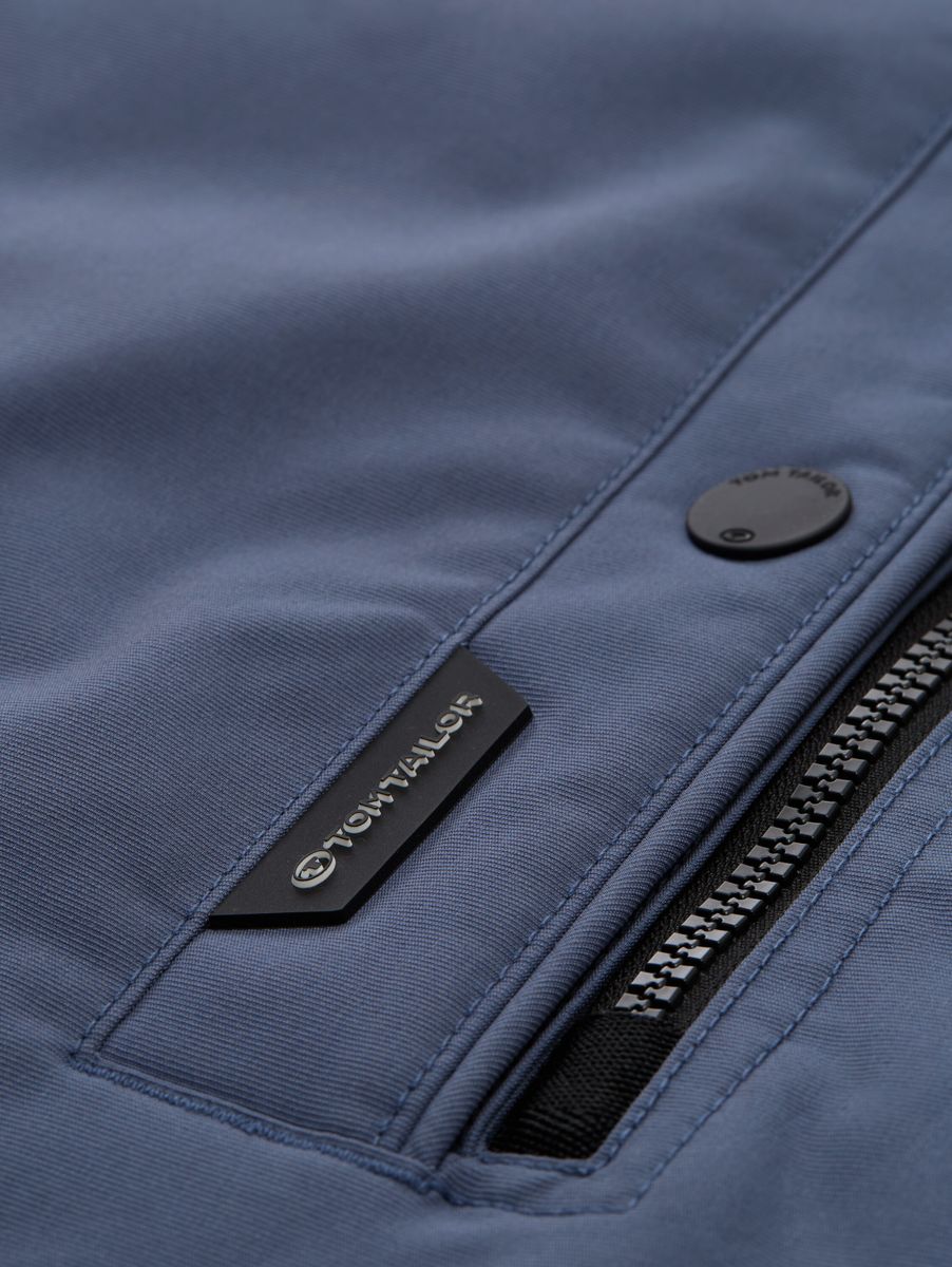 Funktionsjacke mit abnehmbarer Kapuze