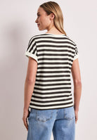 T-Shirt mit Rundhals und Knopfdetail