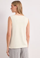 Top mit Rundhals und Cut-Out-Detail
