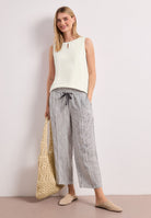Top mit Rundhals und Cut-Out-Detail