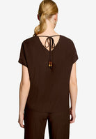 T-Shirt  mit V-Ausschnitt und Bindedetail