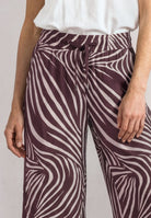 Wide Leg Hose mit Print und Gallonstreifen