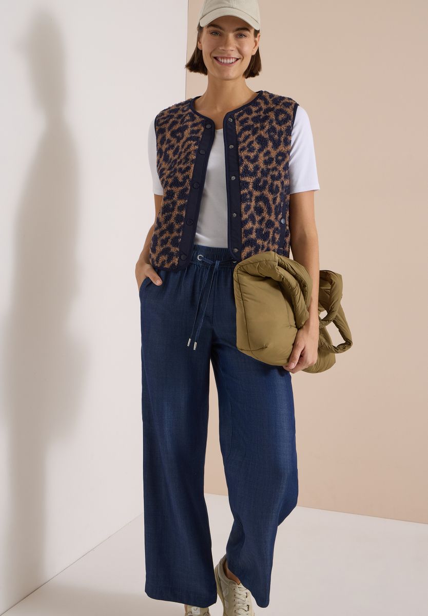 Teddy-Weste mit Softshelldetails und Leo-Muster