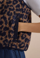 Teddy-Weste mit Softshelldetails und Leo-Muster