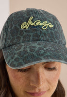 Cap mit Leo-Muster und Slogan