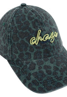 Cap mit Leo-Muster und Slogan