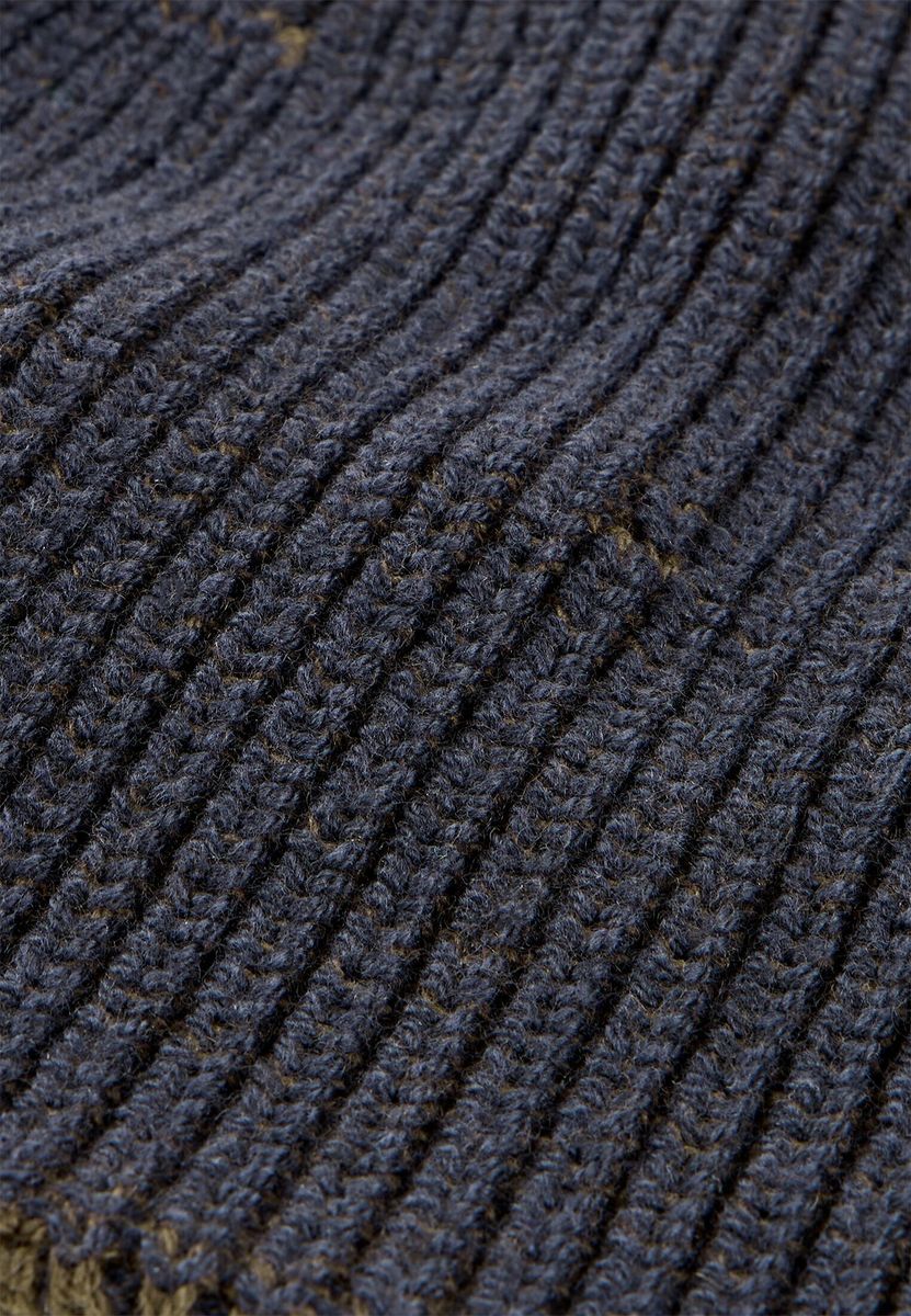 Strickmütze mit Schriftzug