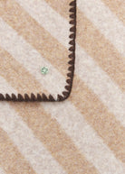 Gestricktes Dreieckstuch mit Streifenmuster