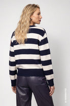 Strickpullover mit einer Mustermischung