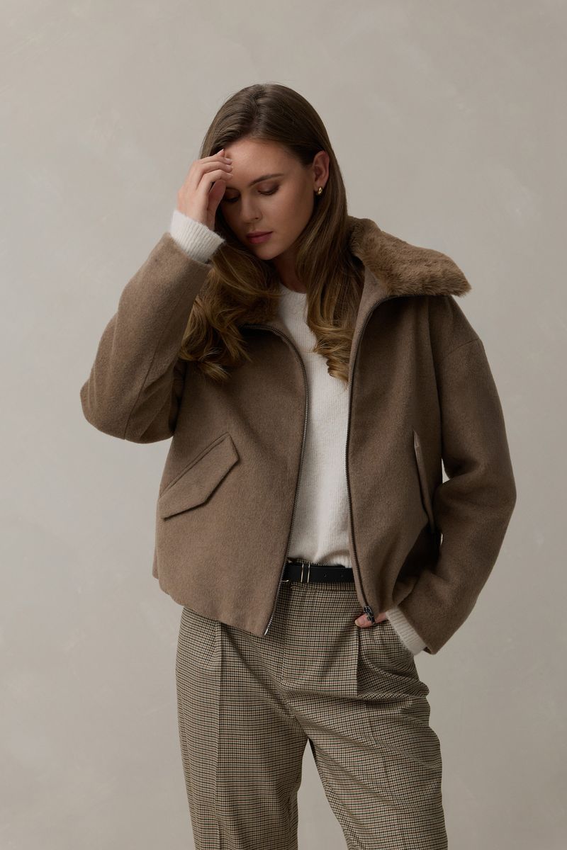 Wolljacke
mit
Kunstpelzkragen